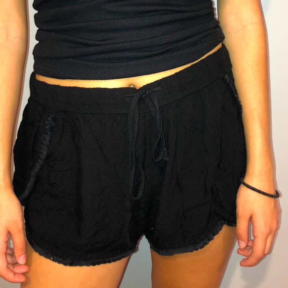 BLACK CLOTH SHORTS WITH CUTE TRIM AND POCKETS